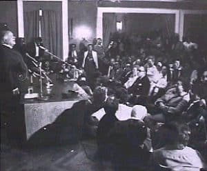 Dr. Morales tijdens een lezing 